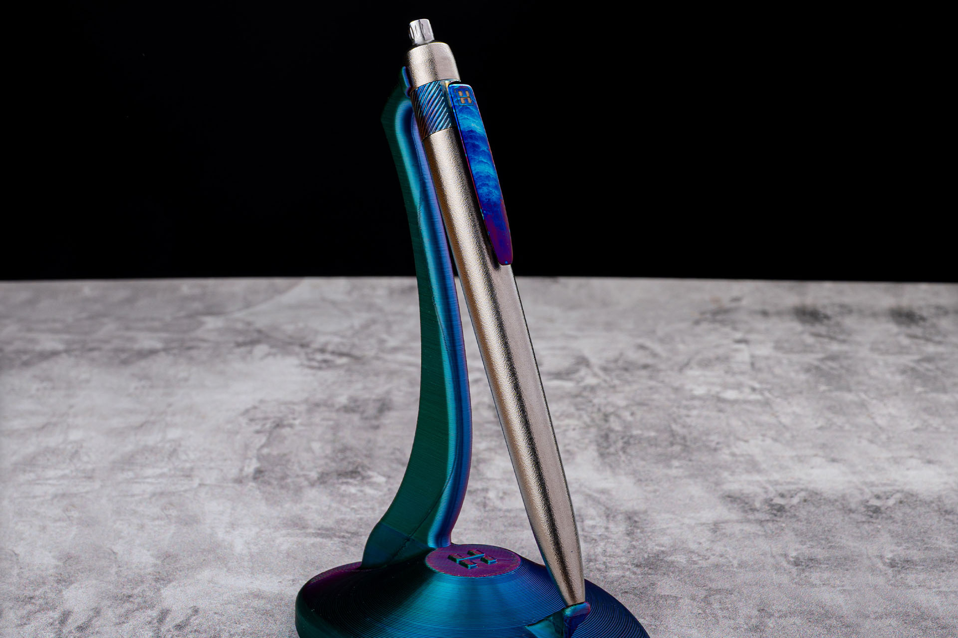 Nahaufnahme des Titanclips mit entropischer Oberfläche und H-Logo