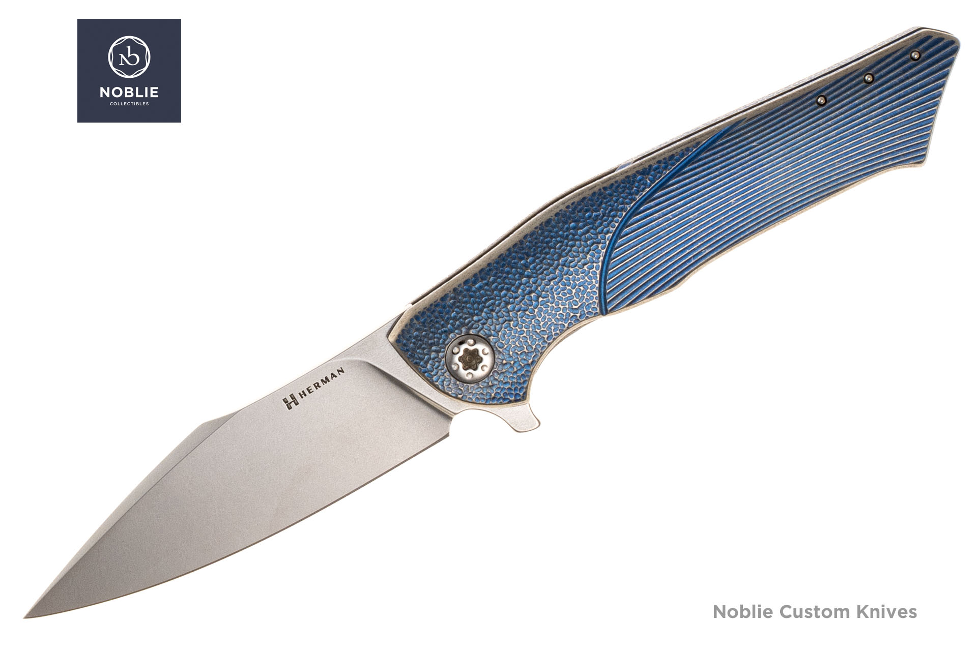 Herman Knives Bee MagnaCut atvira pateikimo pusė su mėlyna tekstūruota ir frezuota titano rankena