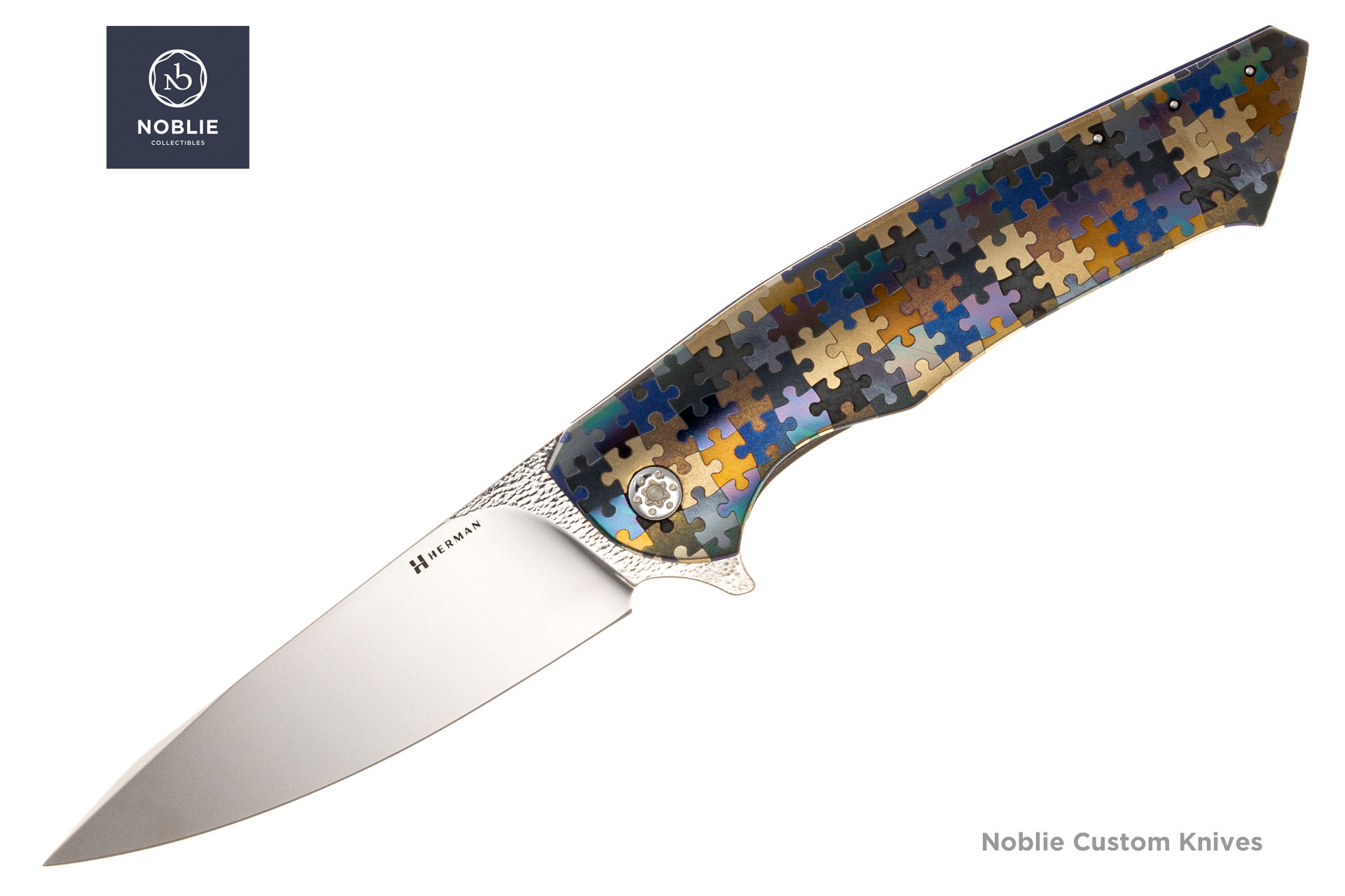 Herman Knives Slim M398 Dėlionės formos peilis su atvira pateikimo puse ir įvairiaspalve titano rankena