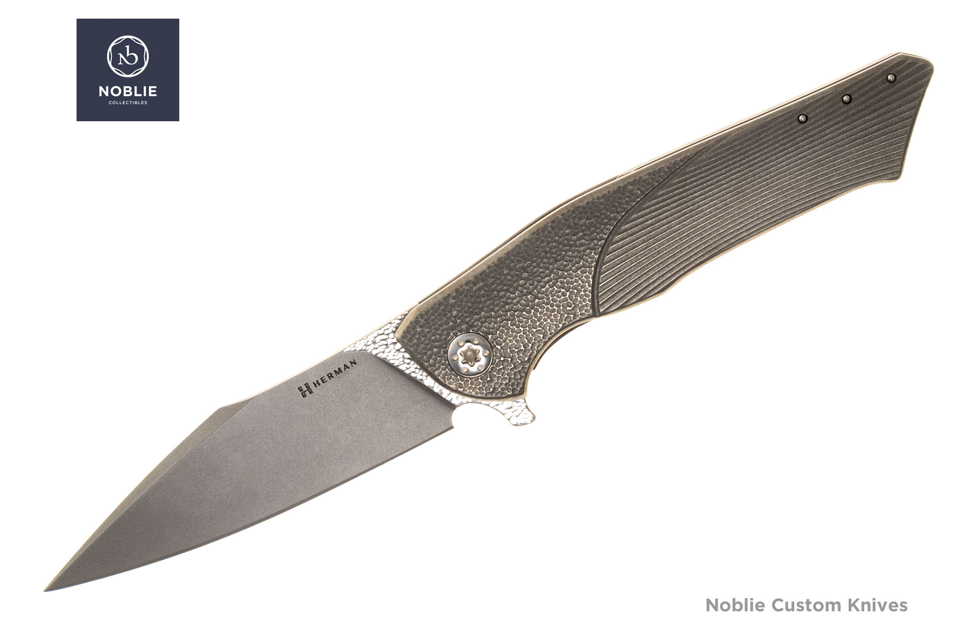 Herman Knives Bee MagnaCut sulankstomas peilis, atvira pateikimo pusėje, su tekstūruota ir tiesiškai frezuota titano rankena.