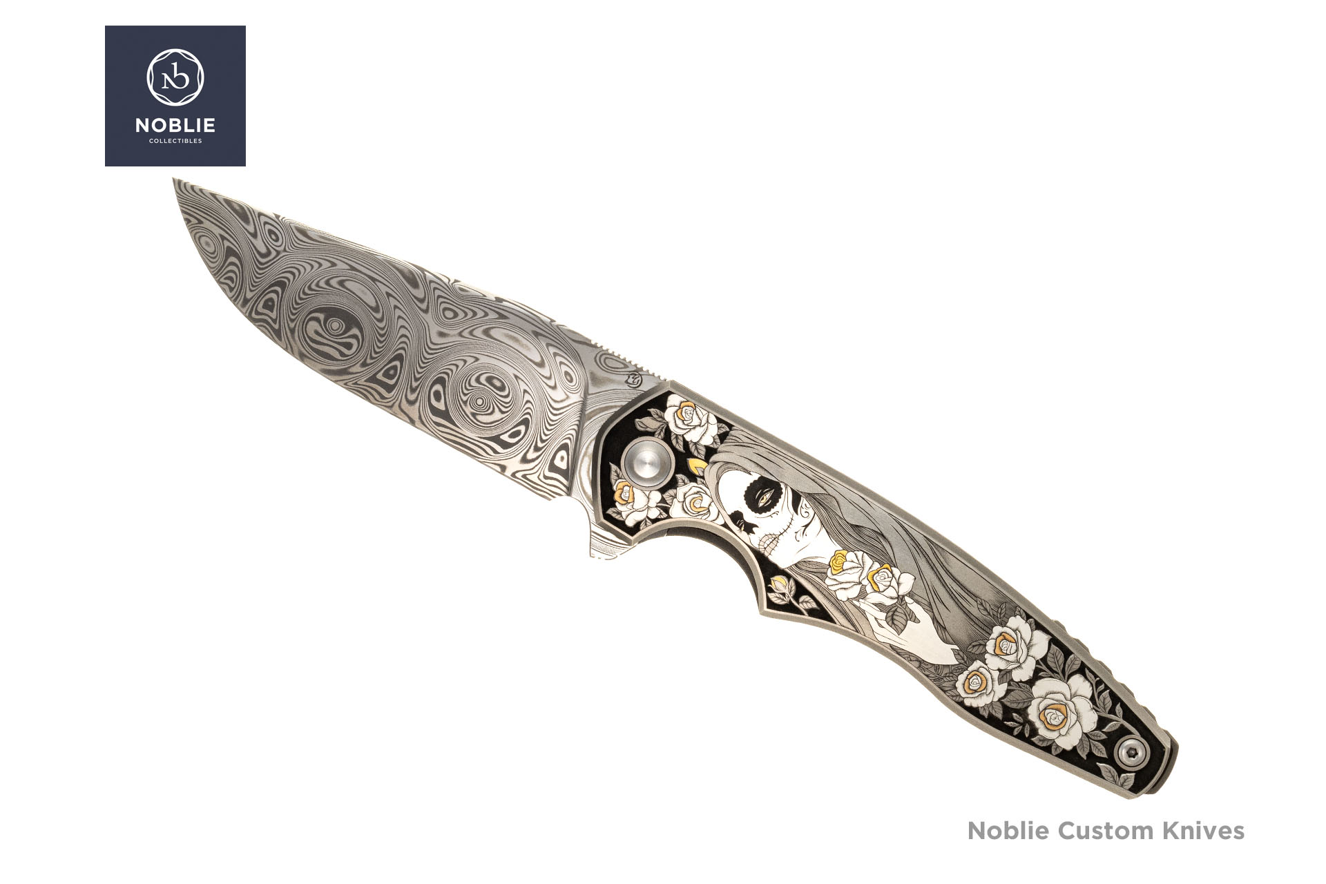 Skladací nôž Santa Muerte Damasteel s ručne gravírovanou titánovou rukoväťou a zlatými intarziami.